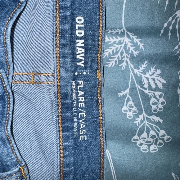 Old navy flare up jeans / mid rise size 8 - Picture 4 of 5
